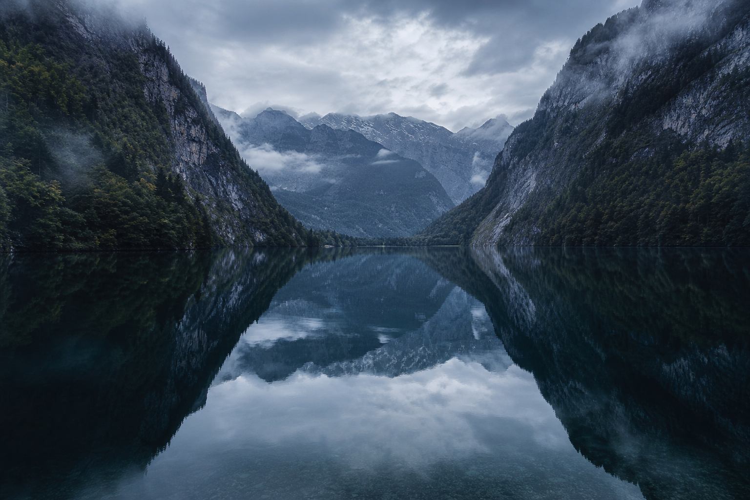 Königssee mit steilen Felswänden und klarem Wasser
